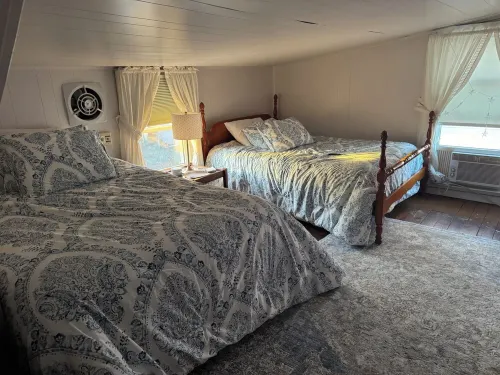 Cozy beach cottage, steps from Lewes Beach