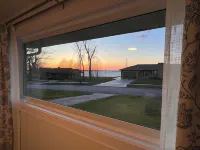 NEW Lakeside Cottage- Lake view and beach nearby!