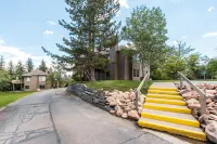 Seasonal Pool and Hot Tub Access - Charming Ski Retreat Hotels in Snyderville