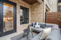 Stylish Retreat with Rooftop Lounge and Community Pool - Vibrant Escape