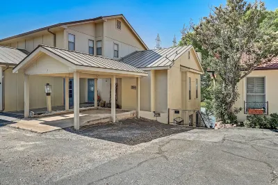 Dog-friendly water view home with inviting porch, AC, W/D, & modern charm Horseshoe Bay Resort - Ram Rock Course 주변 호텔