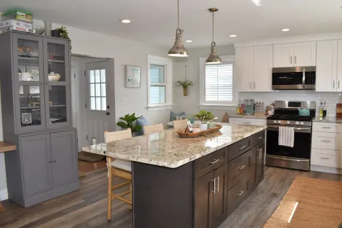 NEW Charming Walk to beach 2-bedroom Coastal Home Hotels in Hull