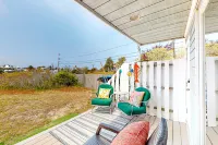 Seaside condo with patio, beach access, loft, board games, gas grill, & firepit Hotel di Chatham