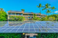 Third-floor condo in town with ocean view, lanai & pool - walk everywhere