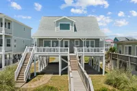 Attractive, oceanfront house with beach access, deck, grill, & AC - near dining Hotels in Lockwoods Folly
