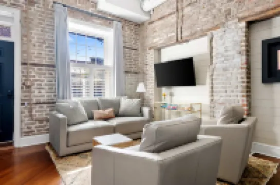 Rooftop Access and Relaxing Amenities - Modern Family Haven