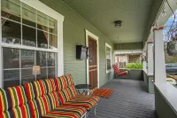 Fenced Yard and Close to Downtown Attractions - Cozy Charming