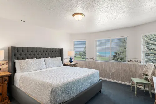 Breathtaking Views and Access to Tennis Courts - Charming Retreat Hotels in Garden City