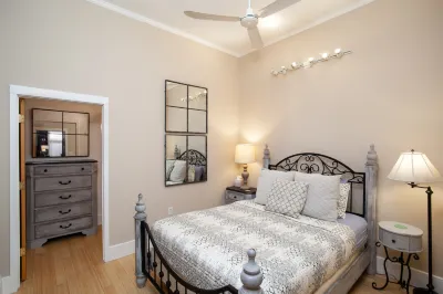 Charming Historic Condo with Covered Patio - Cozy Urban Escape Regal Riviera附近的飯店