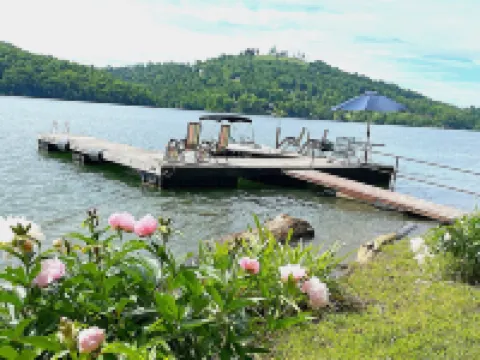 Breathtaking Waterfront Retreat, Private Docks, 12 Guests, King Bed.