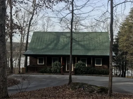 NEWLY RENOVATED DECK! Private lakefront home minutes from Clemson; private dock