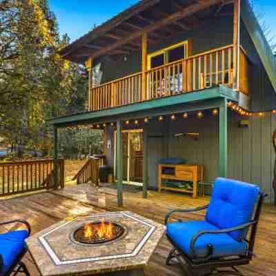 Stunning Mountain View and Inviting Fireplace - Cozy Rustic Retreat Hotel Exterior