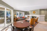 Cozy Fireplace and Spectacular Views - Stunning Mountain Retreat
