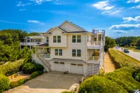 Stunning Waterfront Escape with Private Pool - Luxurious Soundside Oasis Hotels in der Nähe von Life is Good