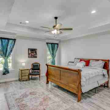 Spacious Backyard and Chef's Kitchen - Stylish Tranquil Retreat Rooms