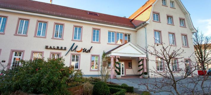 Halber Mond Hotels in BergstraBe
