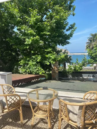 Kale Motel Отели в г. Гёкчеада