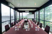 Summerville Hotel & Coffee Shop Hotels in Majalengka