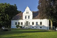 Hotel Pension Gutshaus Neu Wendorf Hotels near Lidl