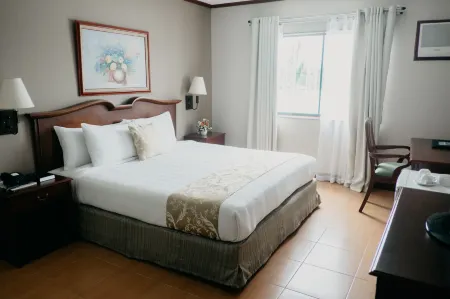 East Asia Royale Hotel Отели в г. Генерал-Сантос