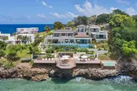 Gorgeous Beach House Perched Right Over the Ocean Hotel di 
