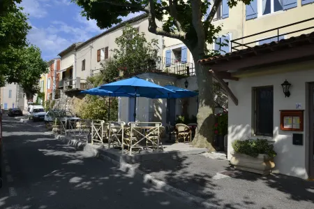 Hotellerie de l'Esplanade Отели рядом с достопримечательностью «Кадараш»