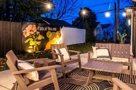 Gatsby Theme Near Downtown w Game Room, EV Charger Отели рядом с достопримечательностью «Galena Garlic Company»