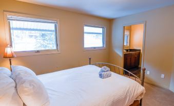 Thunder Ridge by Fernie Lodging CO