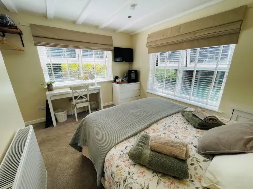 Cherry Bungalow Guesthouse Hotels in Highworth