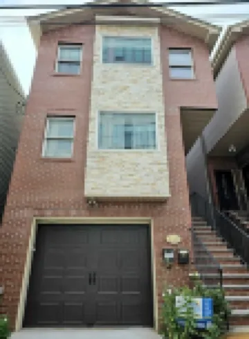 Luxurious 3 bedroom Condo in Jersey City. 10 mins Walk to JSQ Path station