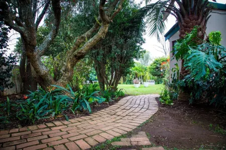 Sunbird Guest House Отели в г. Умгунгундлову