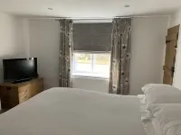 Bell Cottage Hotels near Christmas Hill Dog Park