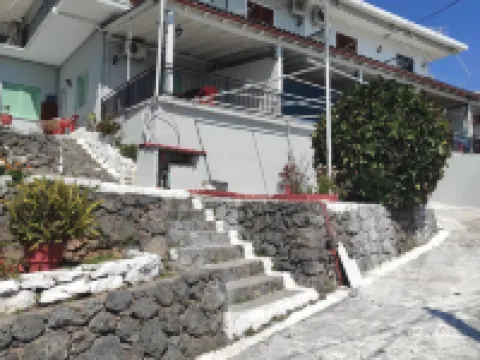 Akrogiali Apartments Hotels in Mparmpati