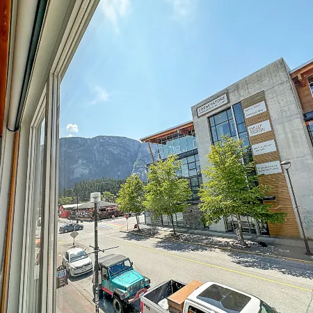 Crash Hotel Squamish