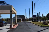 Royal Inn & Suites - parking