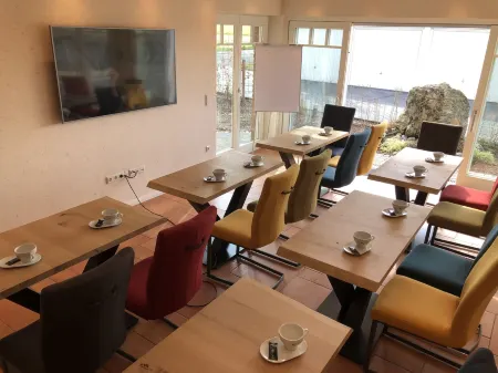 Zur Alten Schmiede Отели в г. Неттеталь