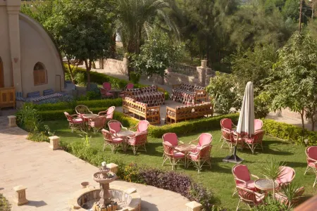 Embrace Hotel Отели рядом с достопримечательностью «Колоссы Мемнона»