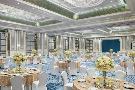 The Ritz-Carlton, Pune Отели рядом с достопримечательностью «Шанивар Уода Форт»