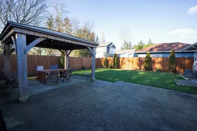 Family 4Br2BA Home Fenced Yard Long Driveway Parking with AC Wifi Near to SeaTac Hotels in 