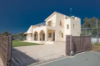 6 Bedroom Villa with Private Pool in the Area of Konnos