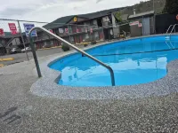 Super 8 by Wyndham Kamloops East - Kolam Renang