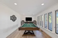 Hidden Oaks Farmhouse by AvantStay Hot Tub Deck
