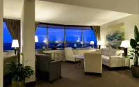Chateau Lacombe Hotel - bar