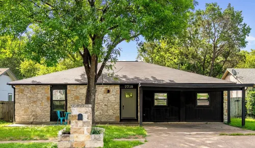 Modern 4BR Home + Jacuzzi 10 minutes from downtown