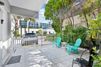 Renovated Apt -unit #3 / Close to Beach w/ Parking