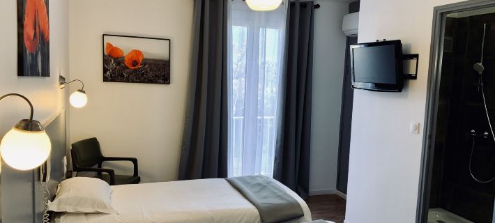 Hôtel les Arbousiers โรงแรมในคาลวี