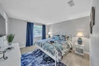 Serenity Retreat: Charming Home Near Attractions! 3 Bedroom Home by RedAwning