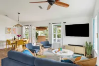 Haven & Hidden Grove Buyout 2 Homes - Walk to Beach Hot Tub, Game Room, Deck فنادق في Vilano Beach
