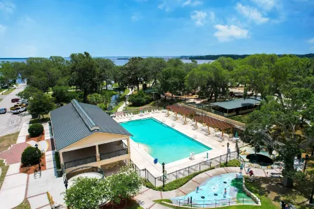 Downtown Historic Victorian Steps to Clay Theatre