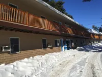 Milford Motel on the River - parking
